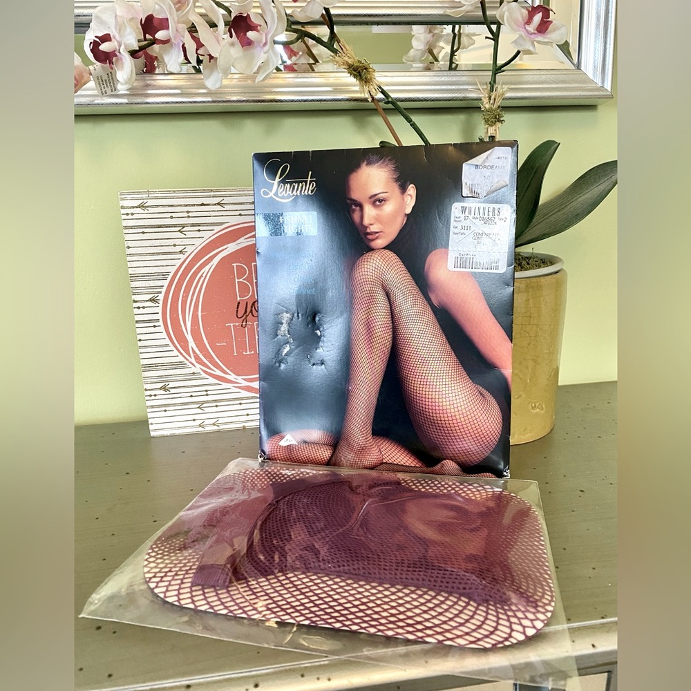 Levante Fishnet Tights in burgundy